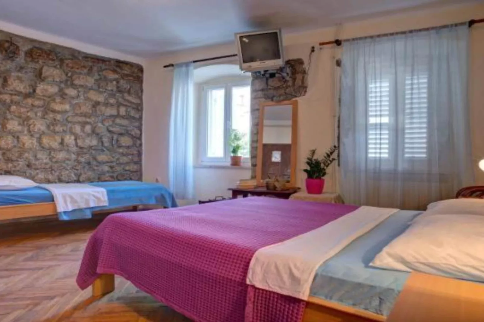 Quaint & Affordable Stay in Budva Traditional Stone House - Family Room 2-Schlafzimmer