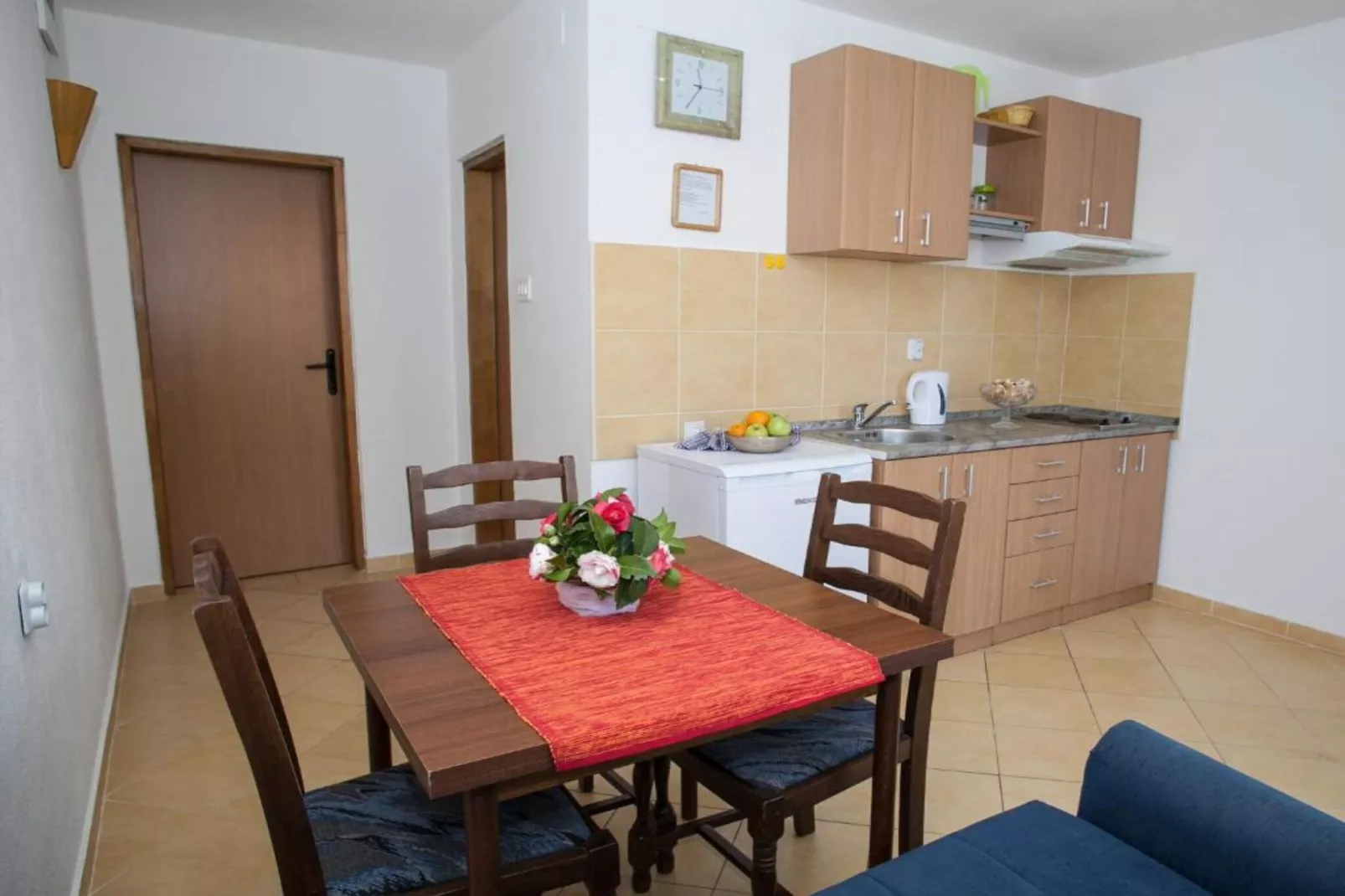 Charming Seaside Escape in Kotor - One Bedroom Apartment with Sea View 2-Küche