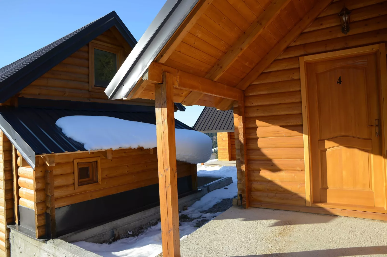 Cozy Berane Stay in Ski Area with On-Site Restaurant - Comfort Cottage with balcony - Outdoor