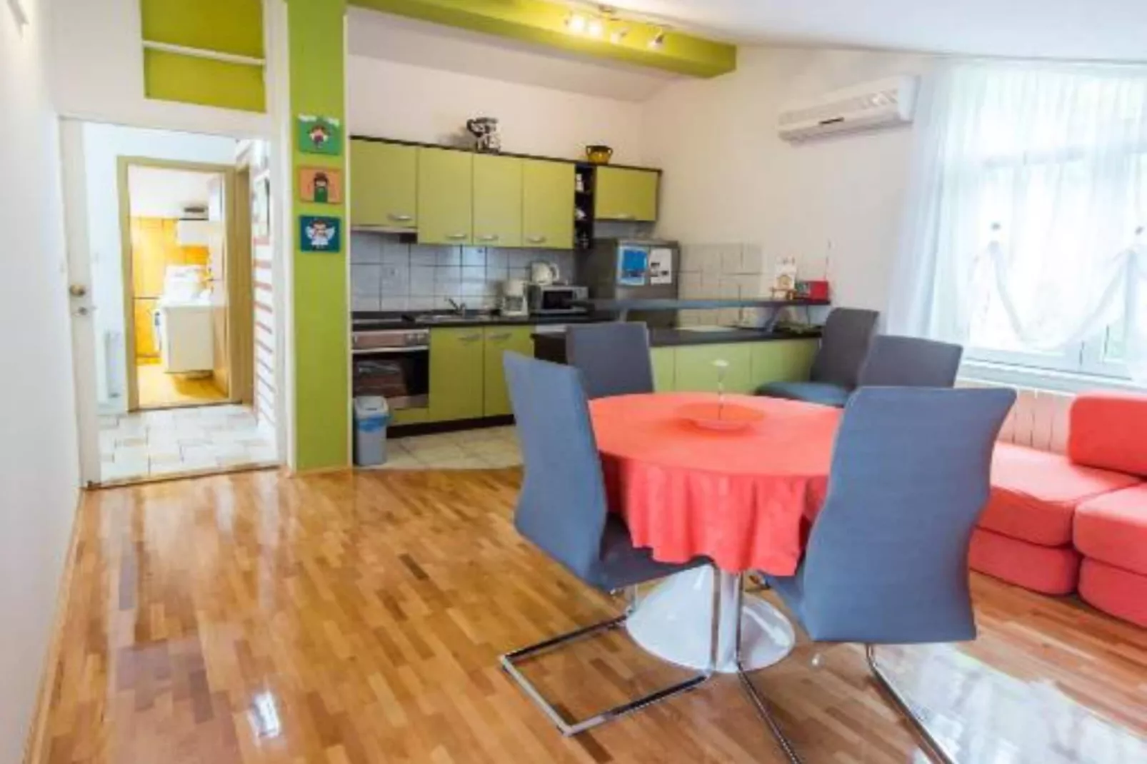 One-Bedroom Apartment With Lake View-Wohnzimmer