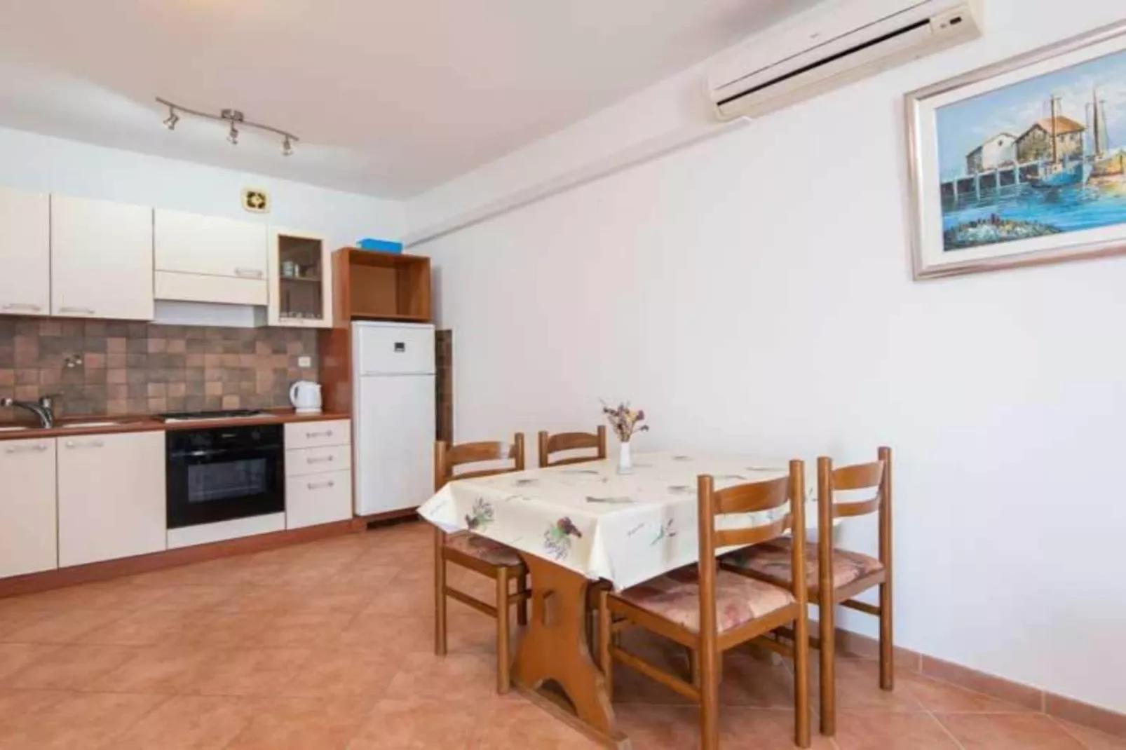 Spacious and Cozy Seafront Apartments - Two Bedroom Apartment  with Terrace and Sea View-Kitchen
