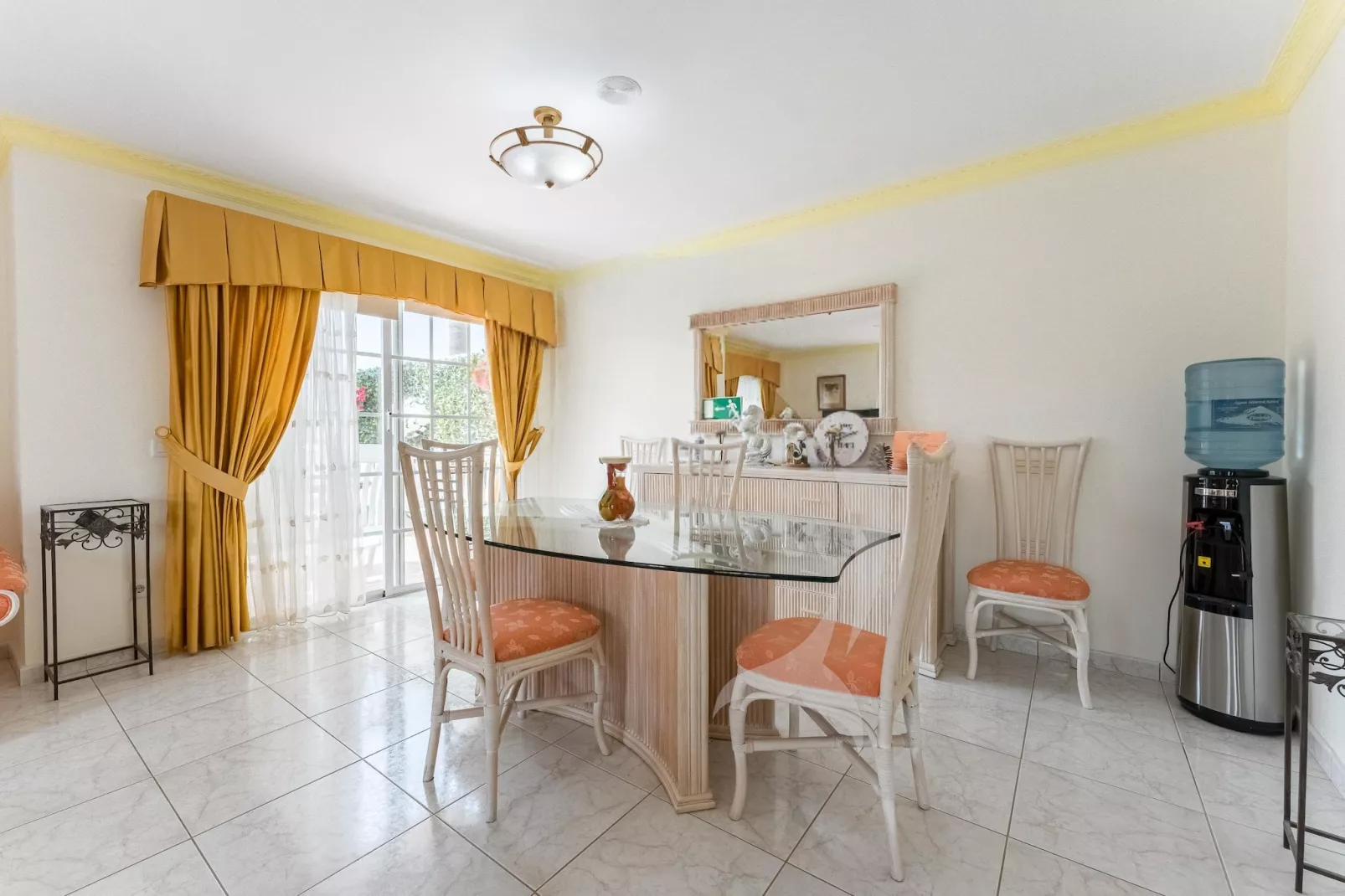 Delfin 101-Esszimmer