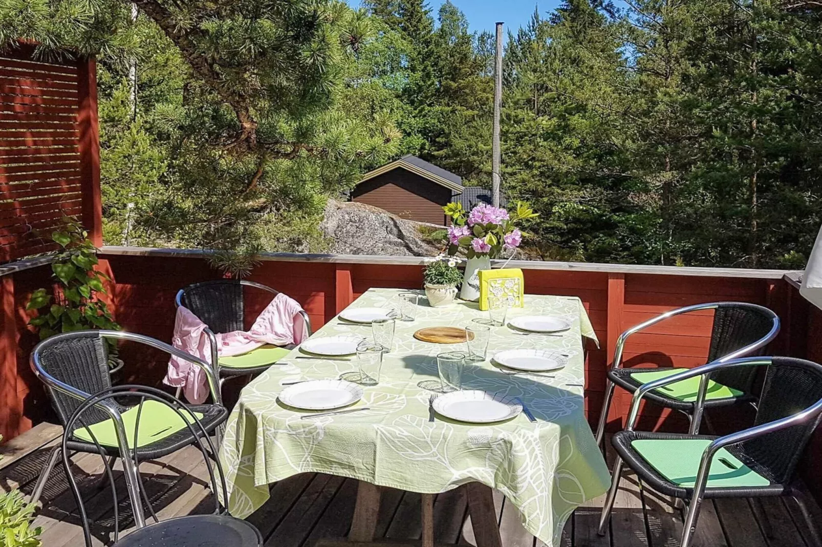 Friedliches Inselhaus in Meeresnähe