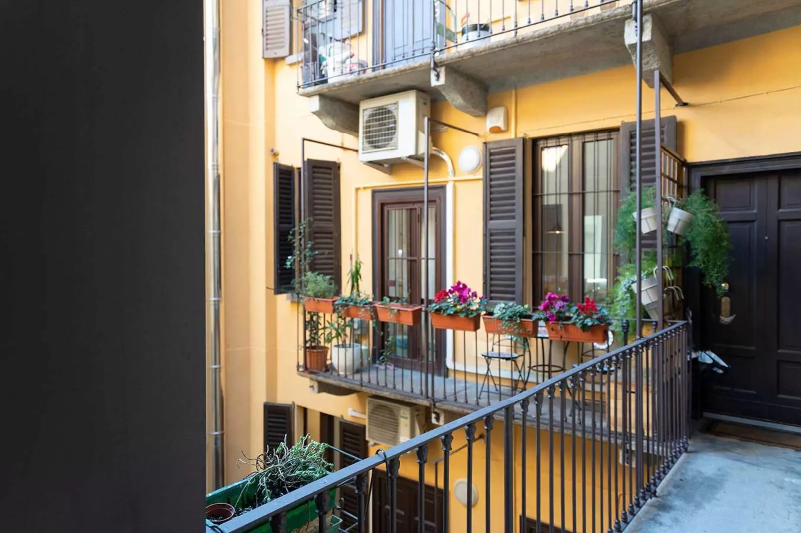 MI Casati 24-Terrace balcony