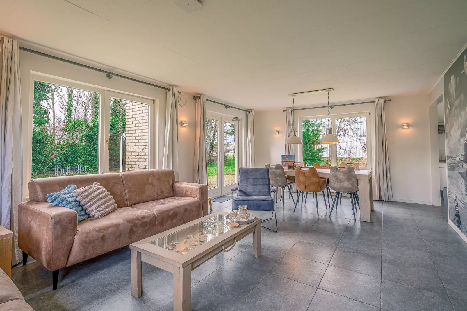 Kamperfoelie 45-Living room