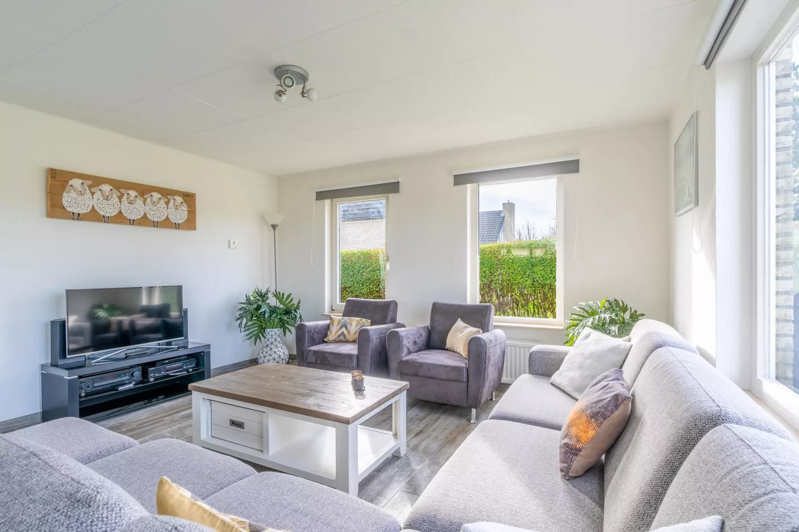 Kamperfoelie 67-Living room