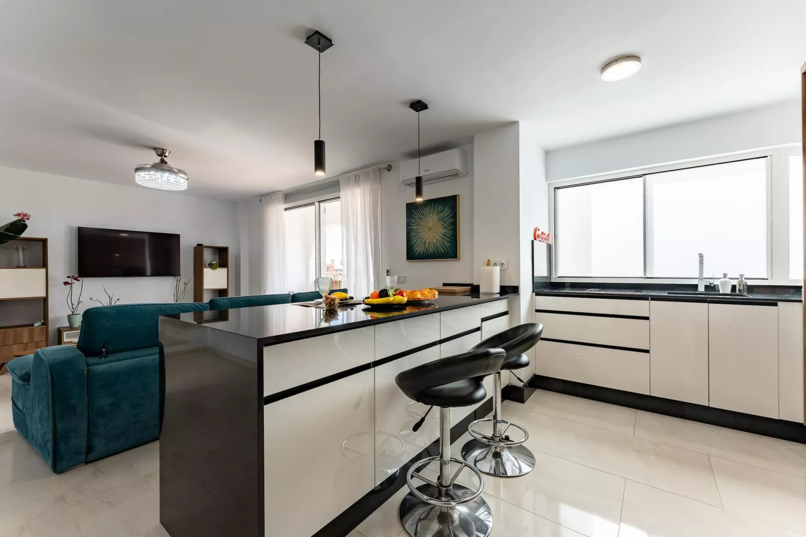 CT 376 - Faro's Calypso Duplex Penthouse - Walking distance to Beach-Kitchen