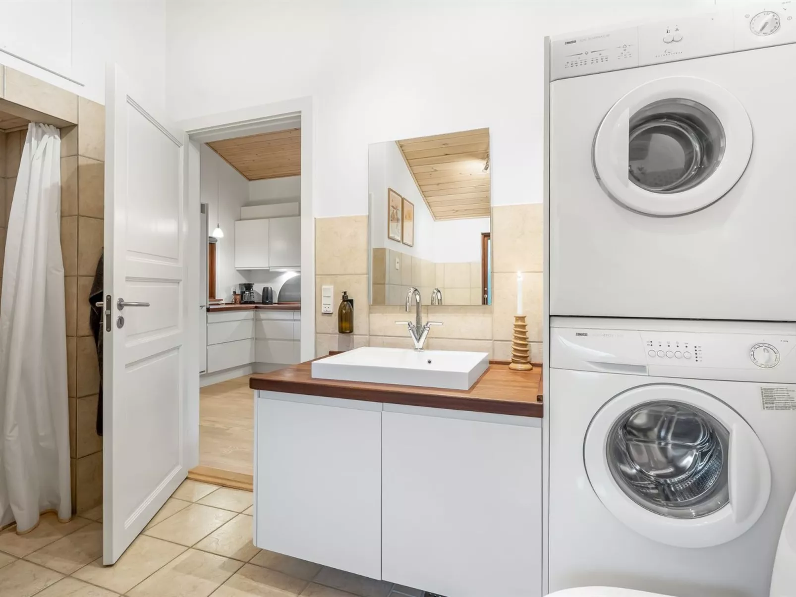 "Jaane" - 250m to the fjord-Inside