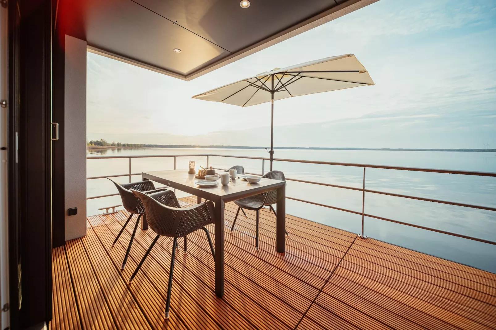 Hausboot am Gräbendorfer See-Terrasse / balcon