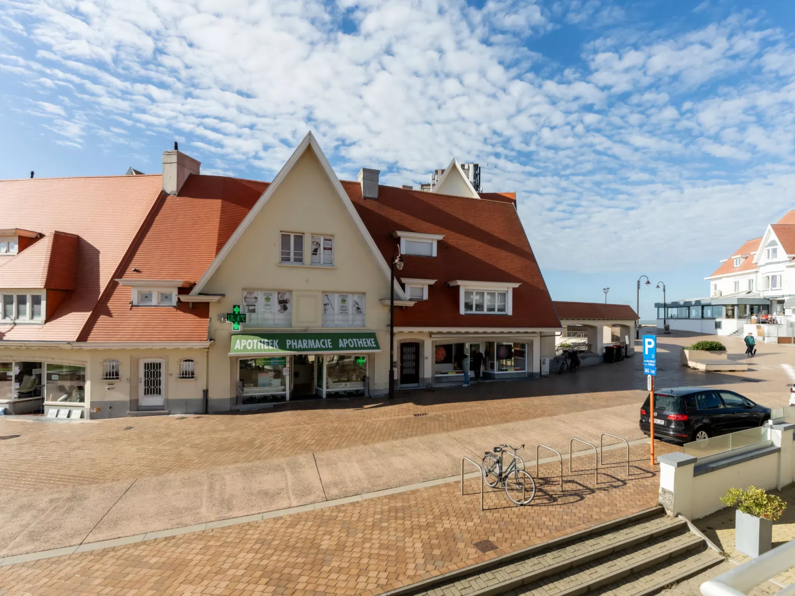 Marie Antoinette close by the sea-Outside