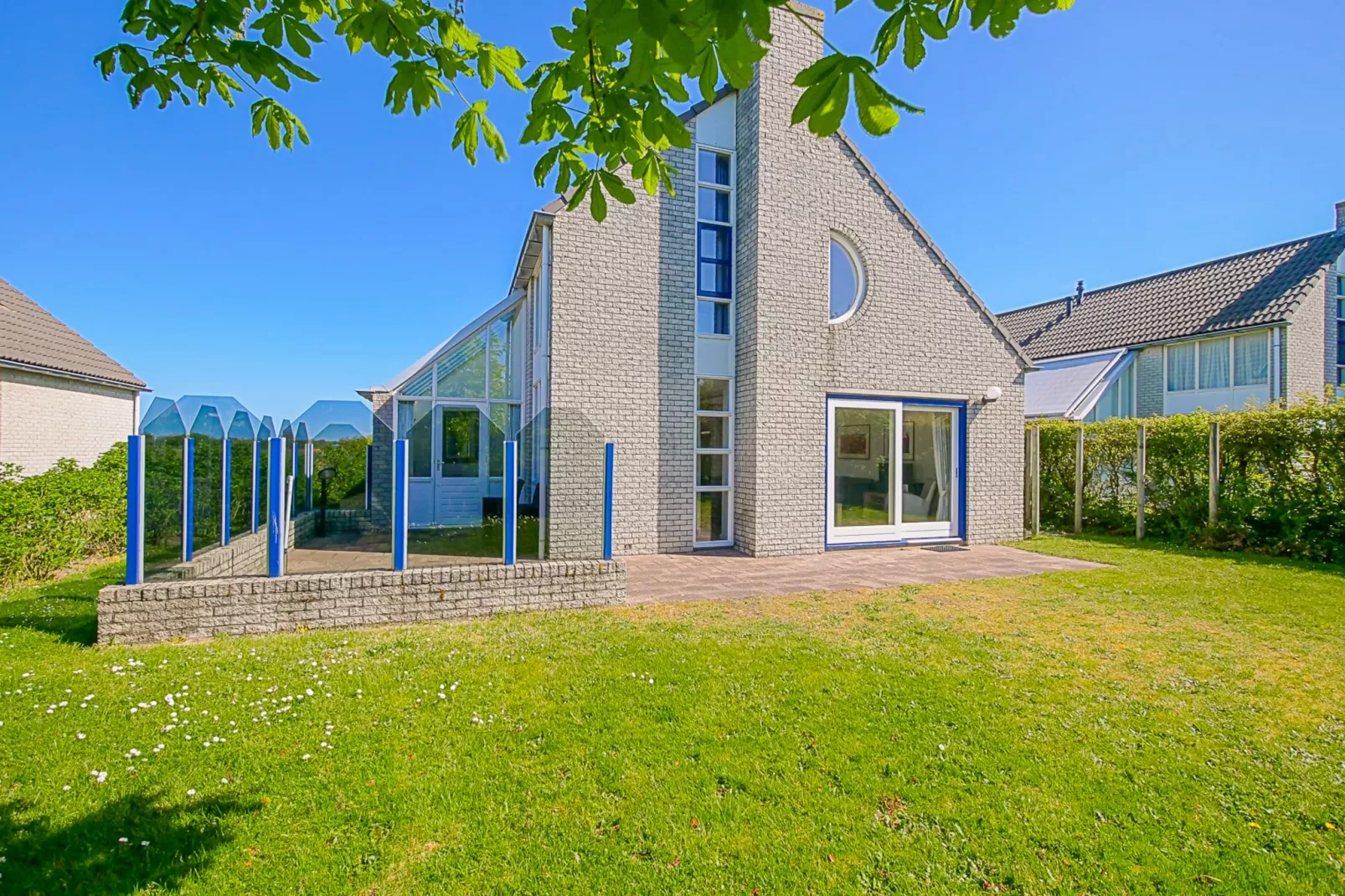 Ooghduyne Villa Opduin-Exterior in summer