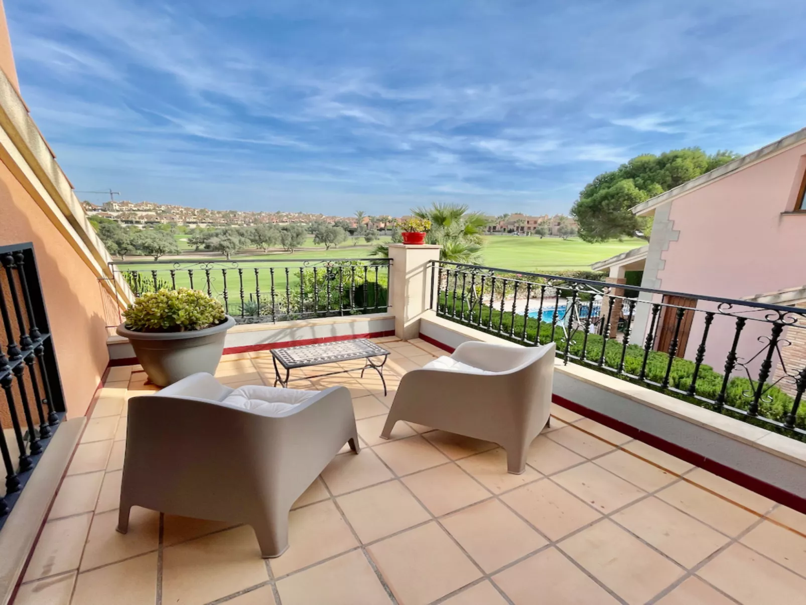 La Finca Frontline-Drinnen