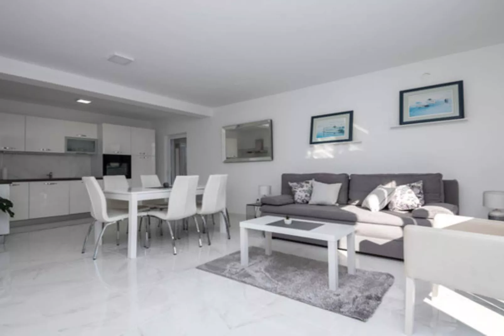 Charming Villa Nina with Pool - Four Bedroom Villa With Terrace and Swimming pool-Wohnzimmer