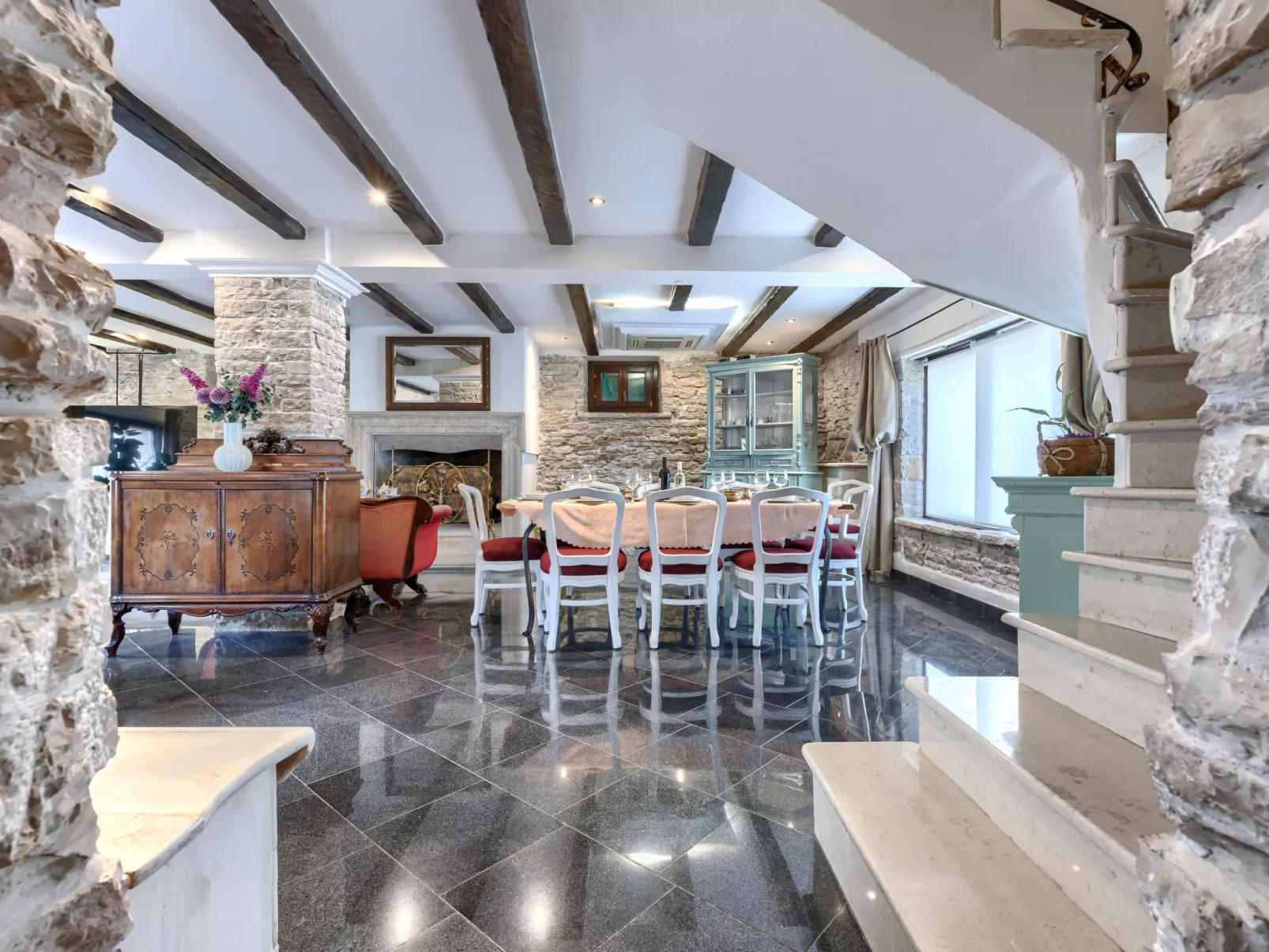 Golden Roots-Drinnen