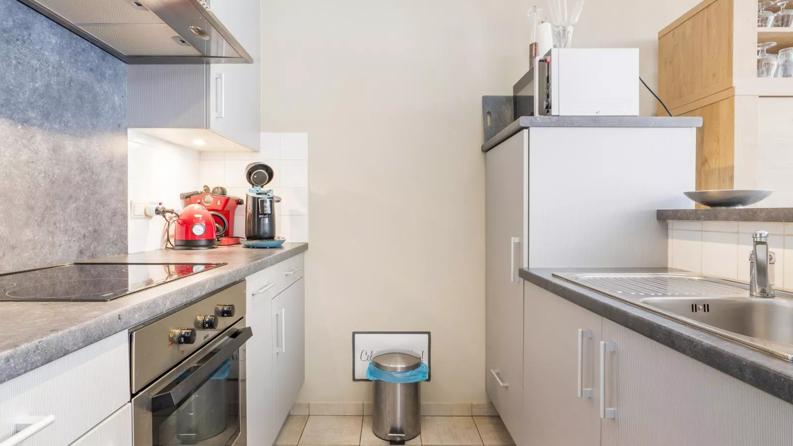 Majestic Stad - 002-Kitchen