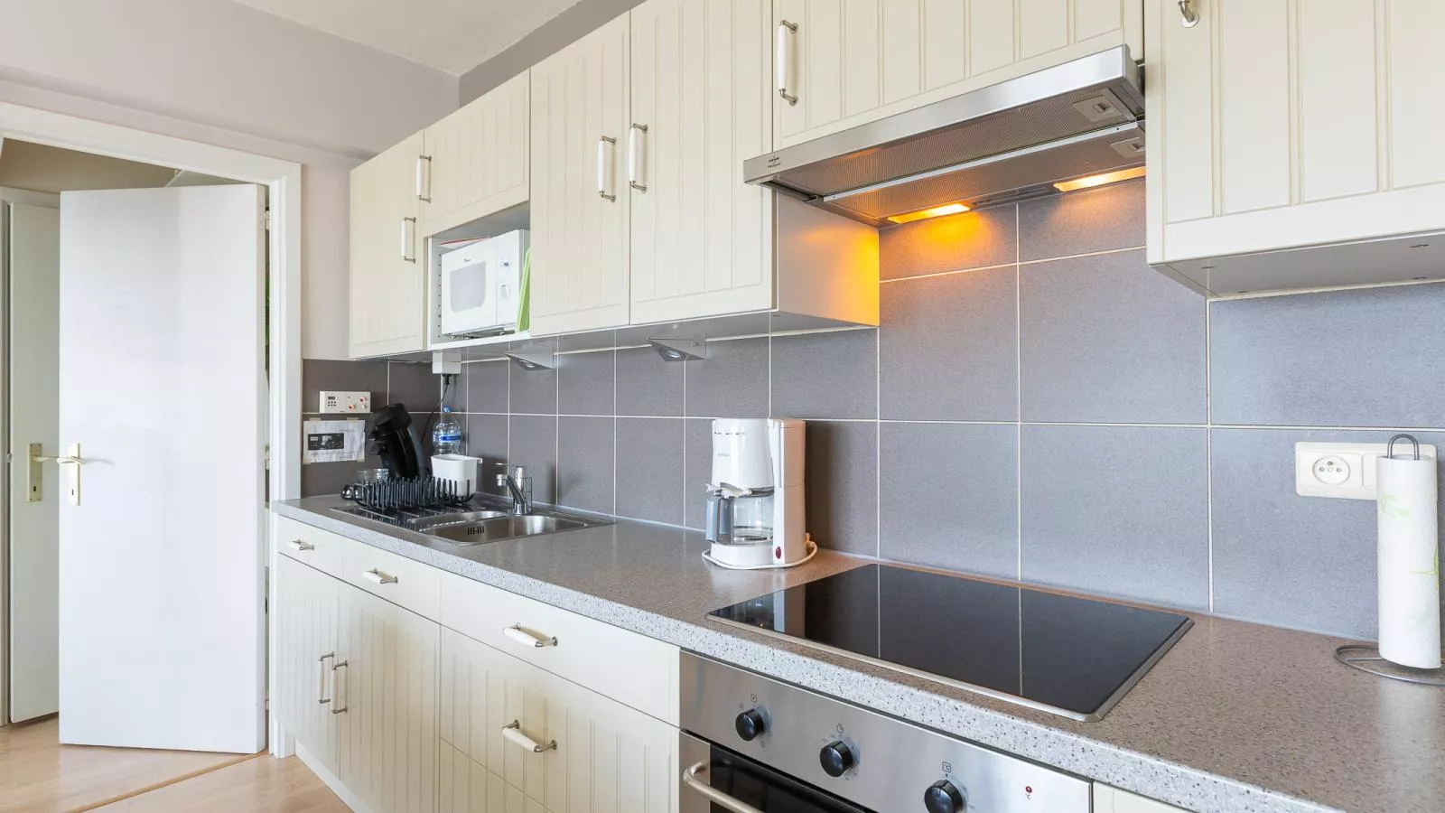 Con Amore - 0403-Kitchen