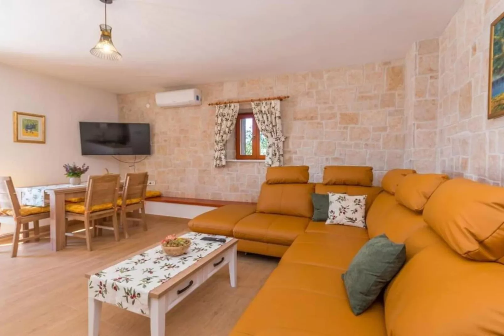 The Grandfather Villa – Heated Pool Retreat-Wohnzimmer