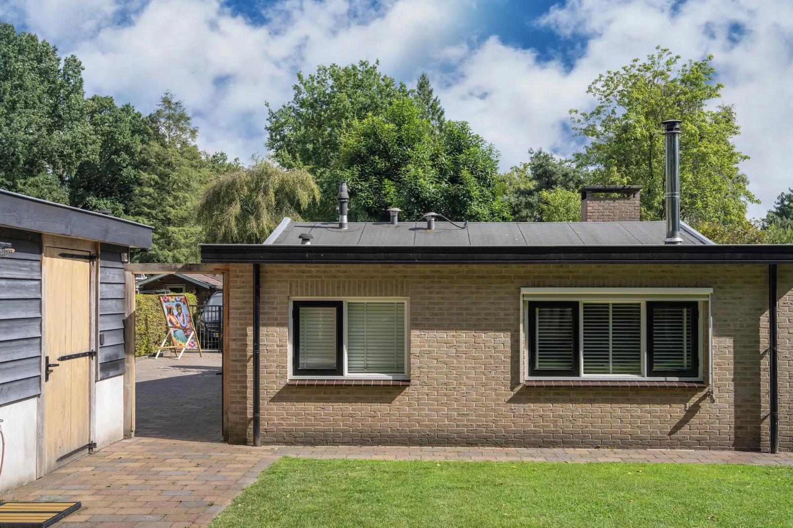 't Voortsche Boshuys-Exterior in summer