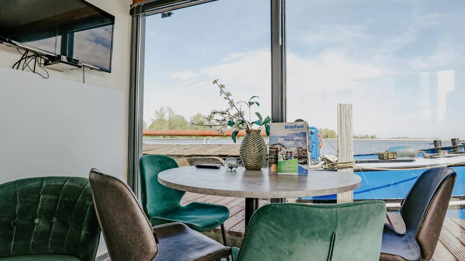 Tiny houseboat Uitgeest I-Dining room