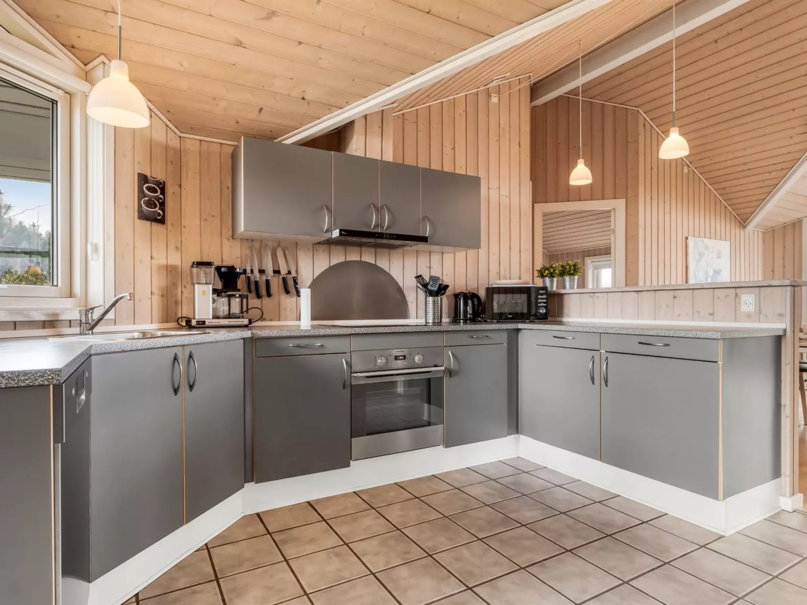 "Dory" - 1.0km from the sea-Inside