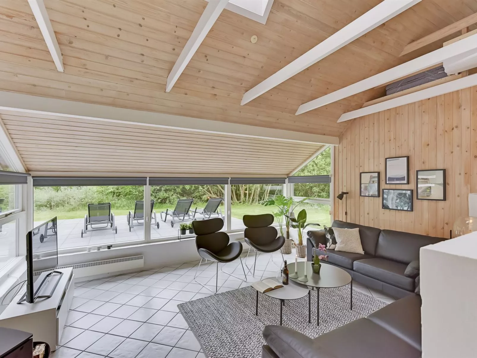 "Ellanor" - 1km from the sea-Inside