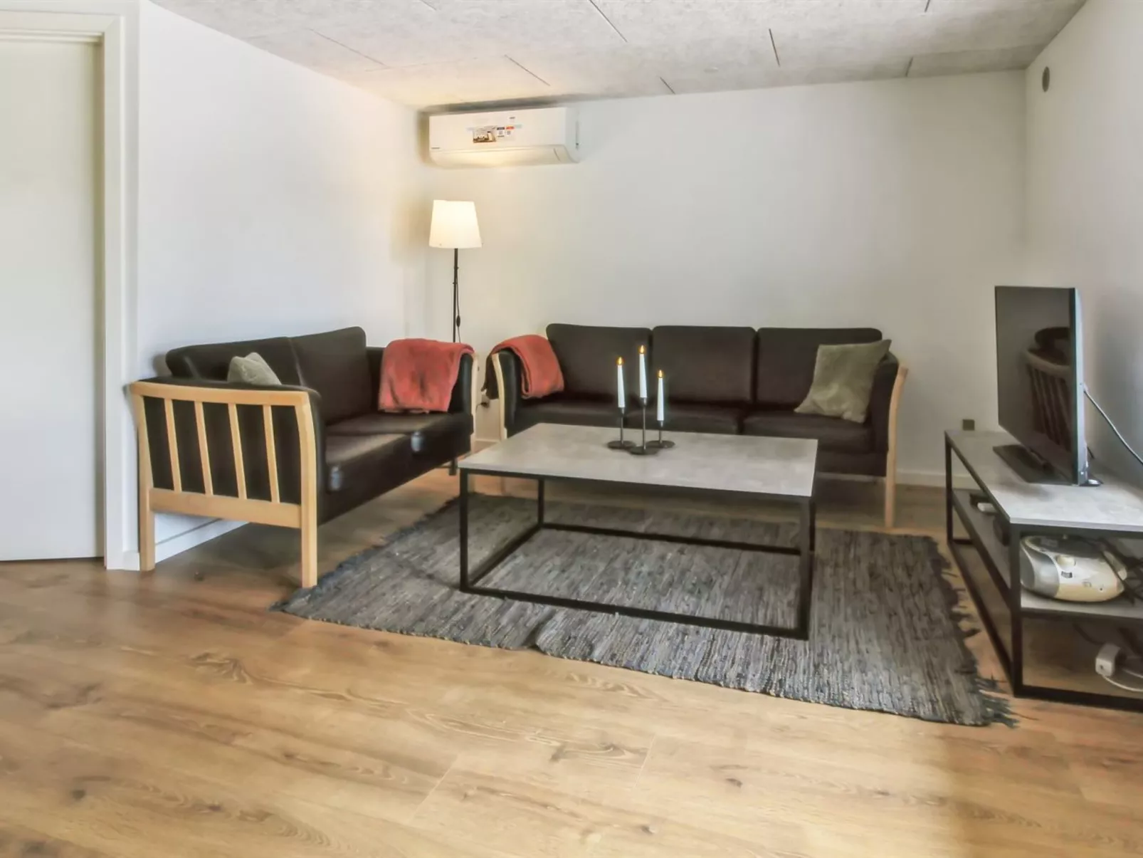 "Kabbi" - 2.6km from the sea-Inside