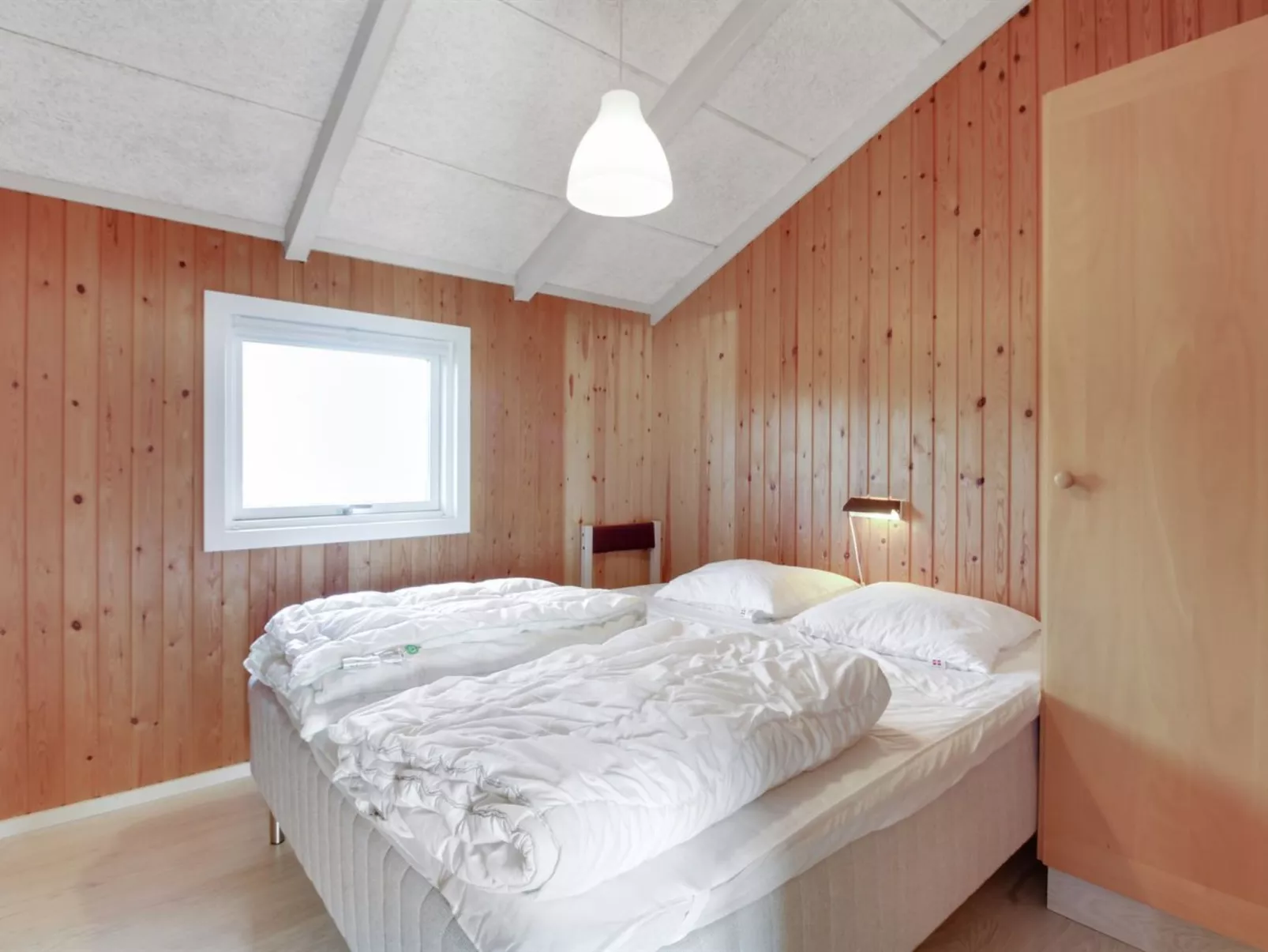 "Lowe" -  from the sea-Dedans