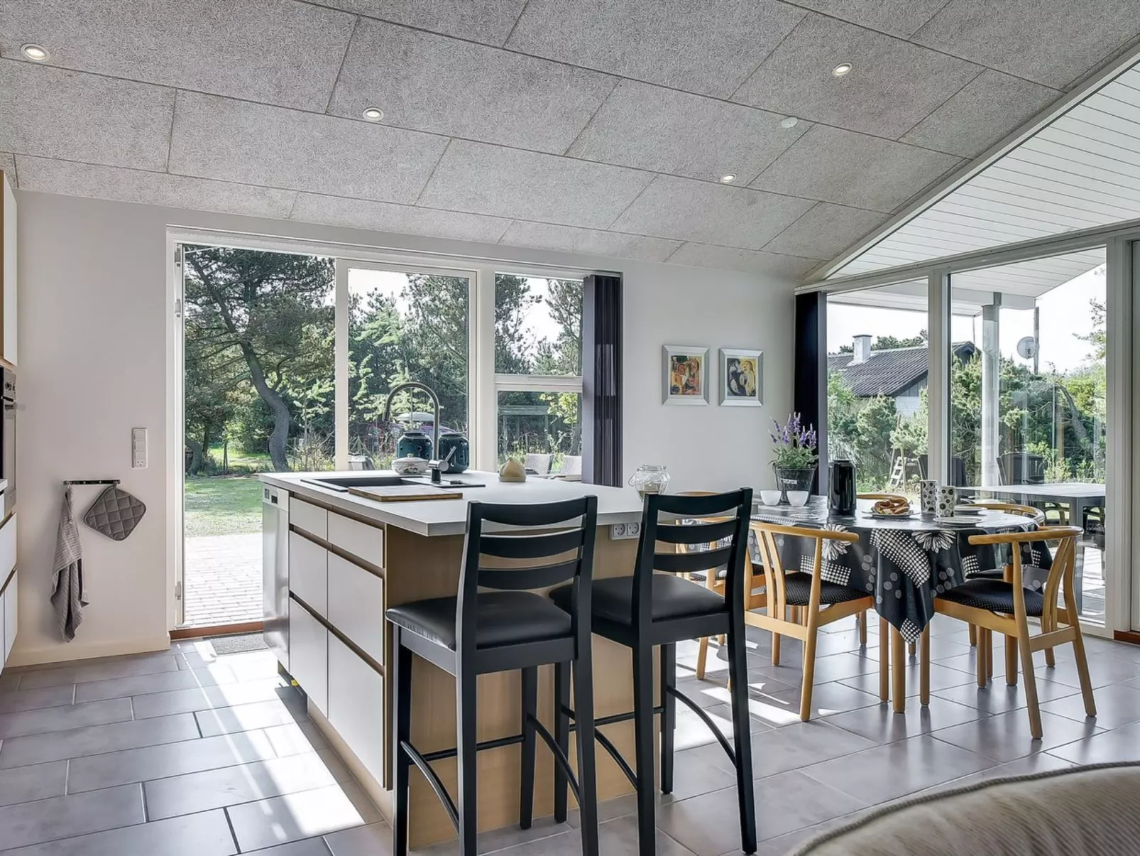 "Stacey" - 800m from the sea-Inside