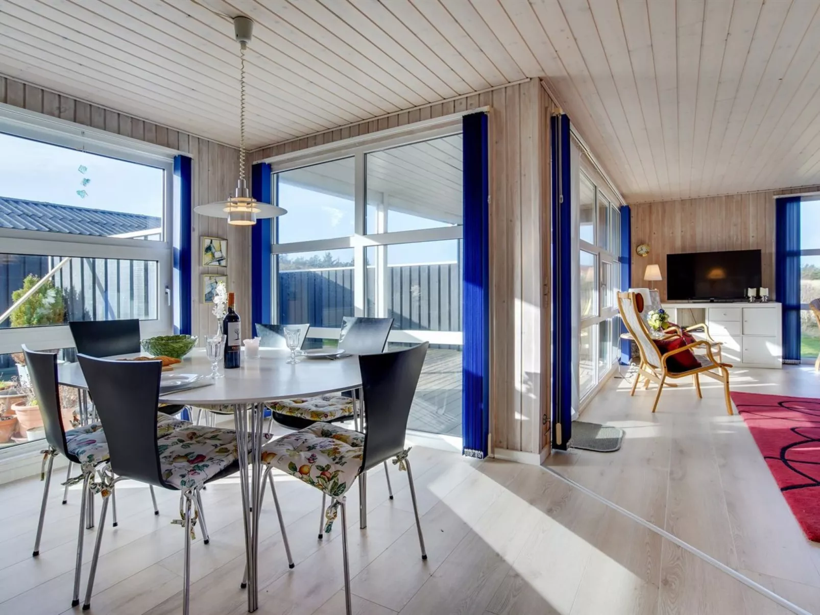 "Pertti" - 400m from the sea-Drinnen