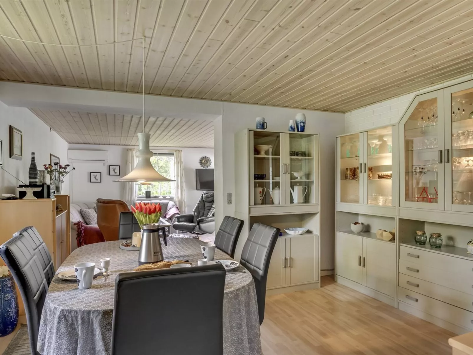 "Yak" - 350m from the sea-Drinnen