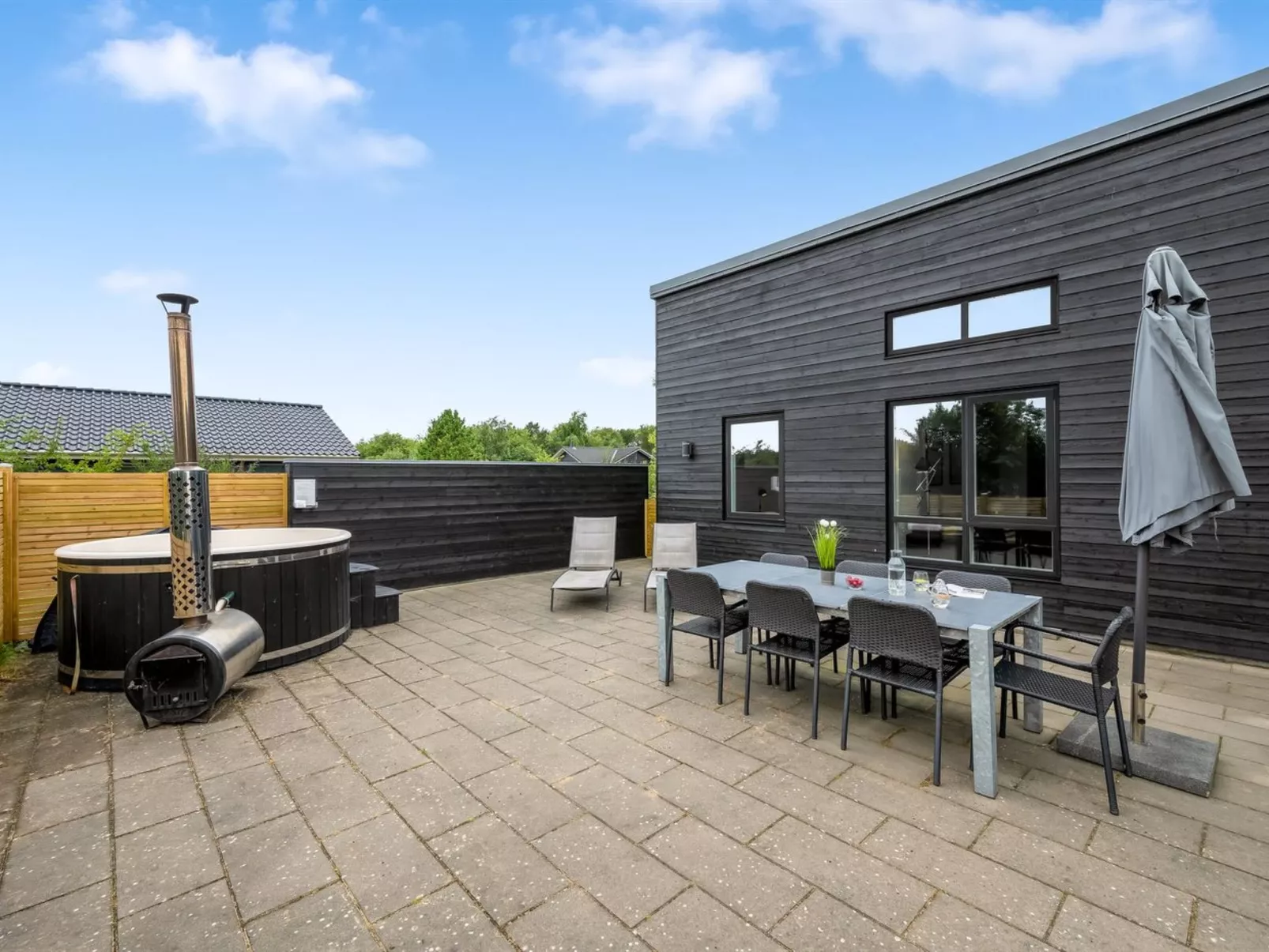 "Weike" - 950m to the fjord-Outside