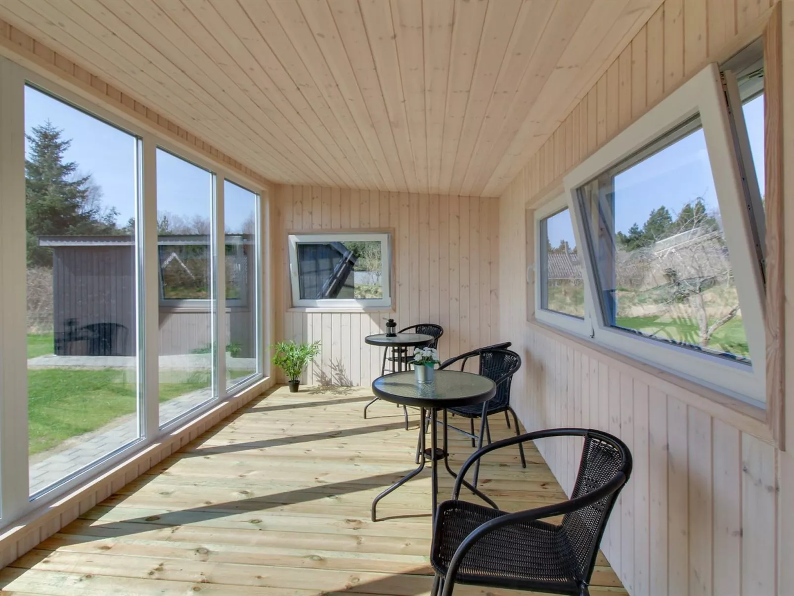 "Ethel" - 1.5km to the fjord-Drinnen