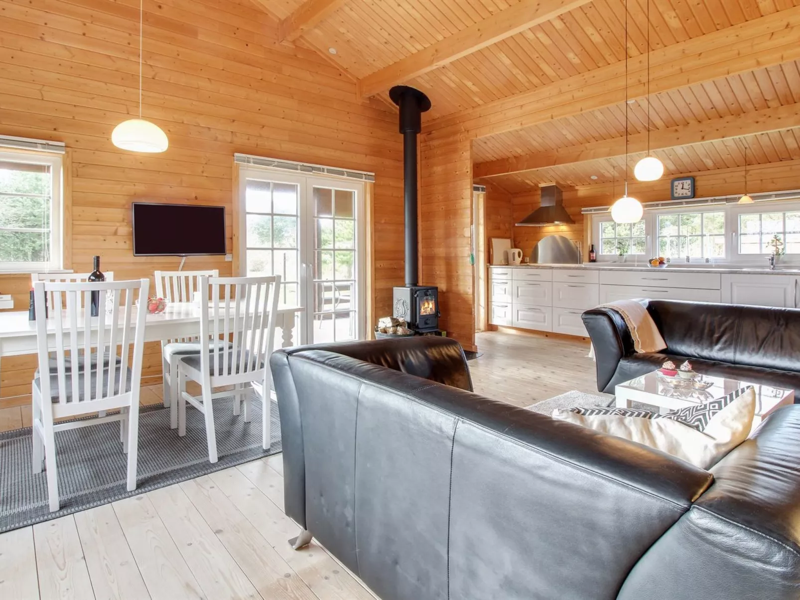 "Ulvi" - 300m to the fjord-Drinnen