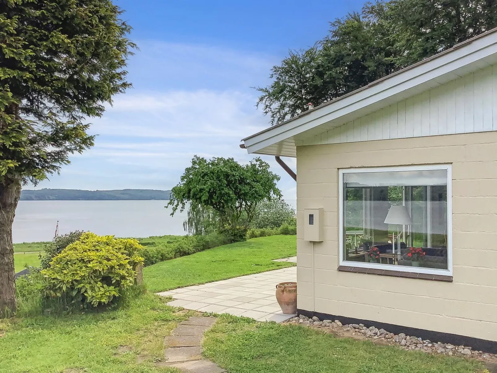 "Launo" - 150m to the fjord-Outside