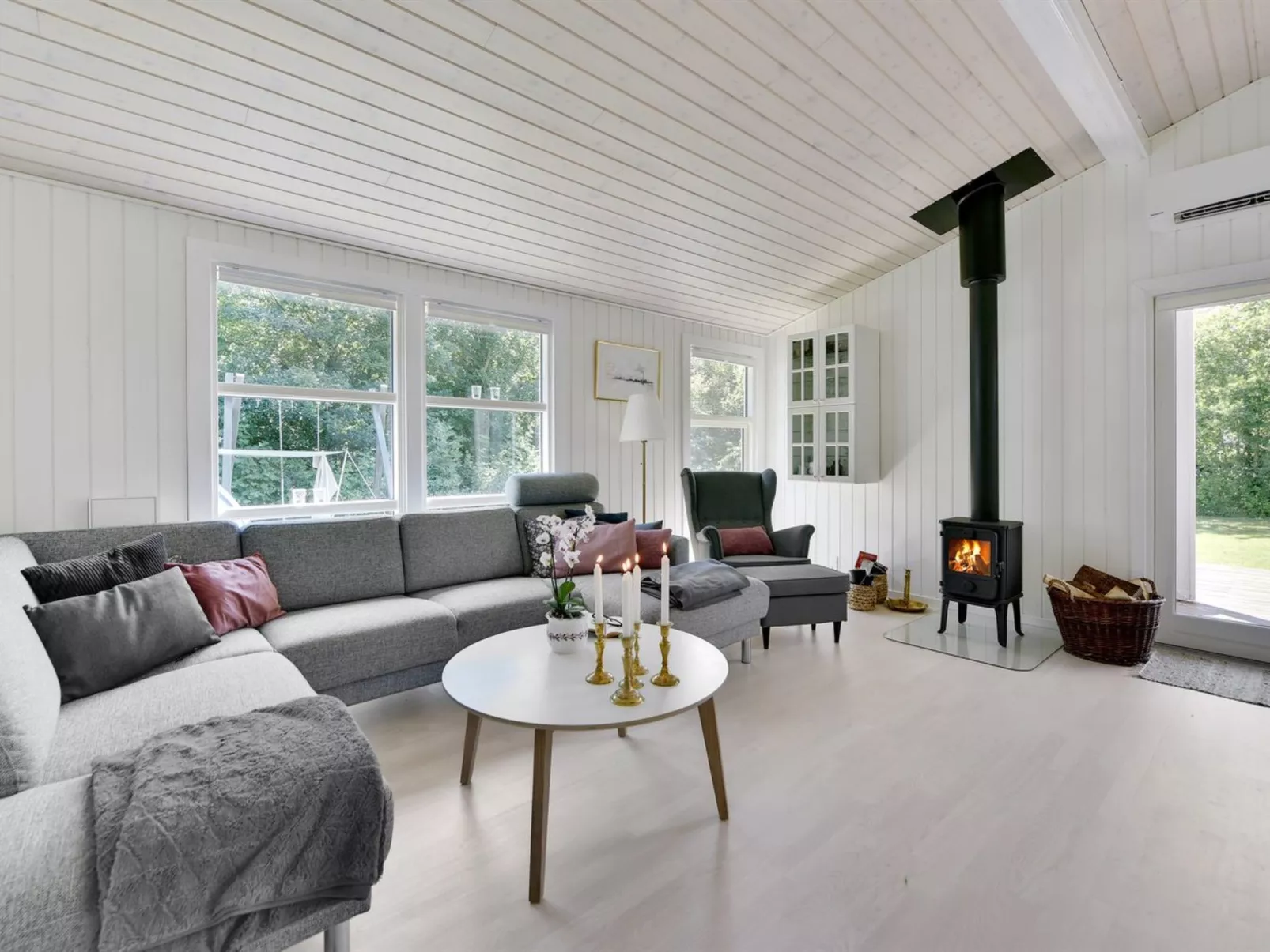 "Brune" - 30km from the sea-Inside