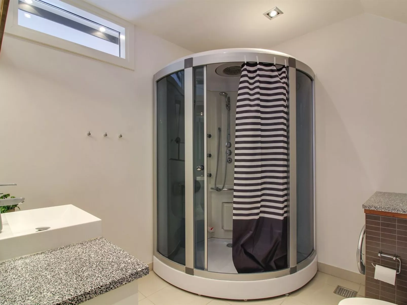 "Varnava" - 200m from the sea-Drinnen