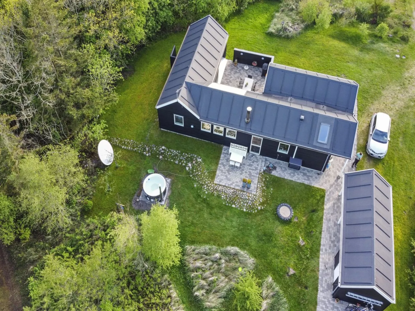 "Eireen" - 600m to the fjord-Outside