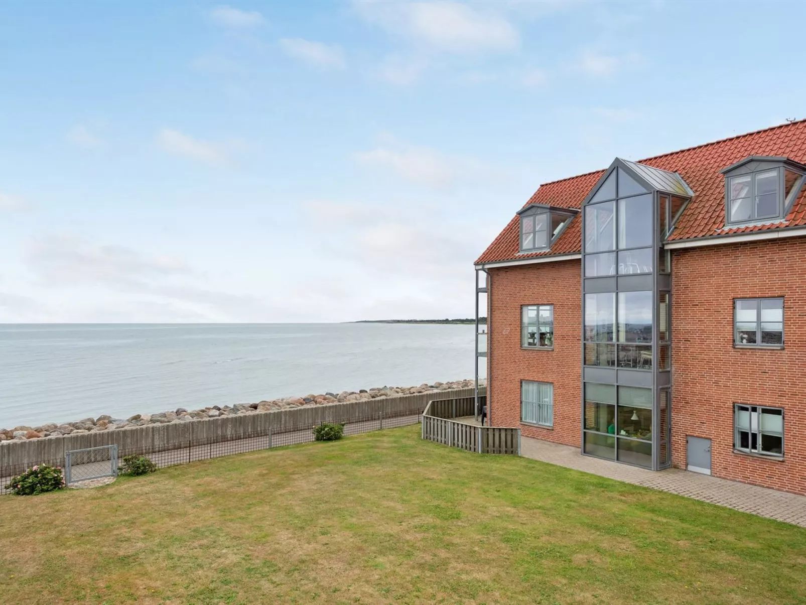 "Femme" - 15m from the sea-Draußen