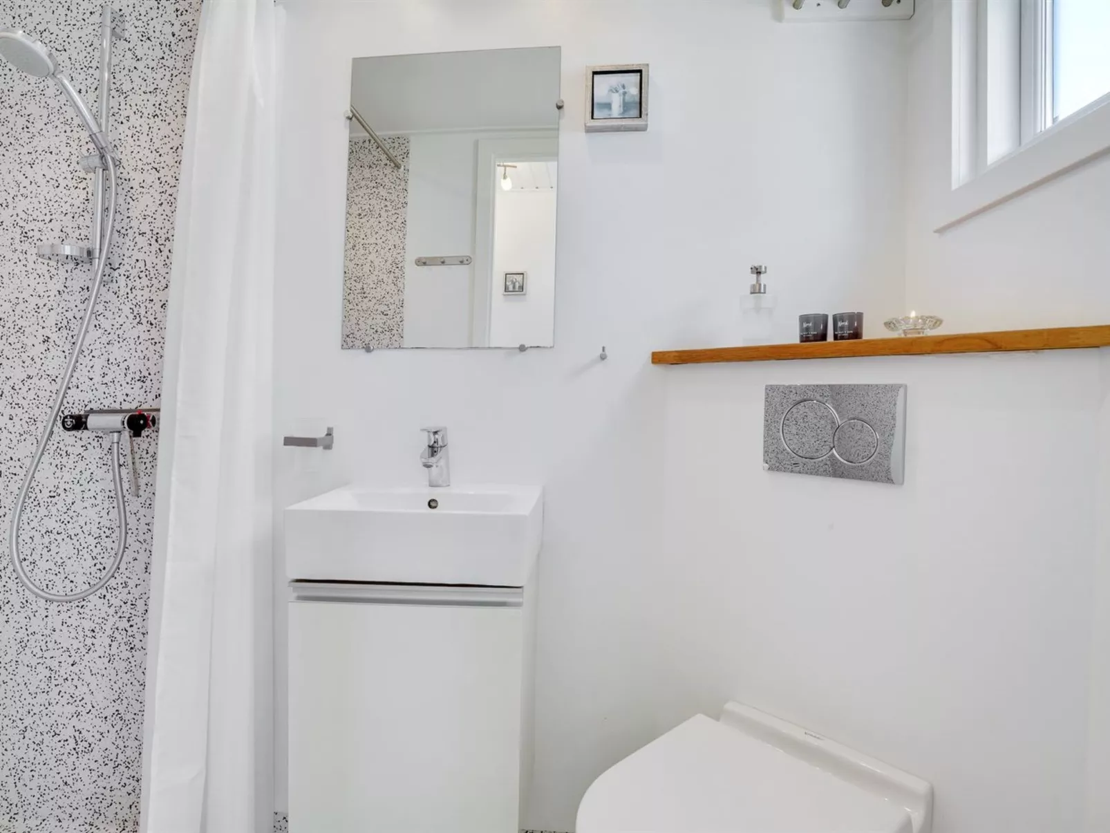 "Idunn" - 100m to the fjord-Drinnen