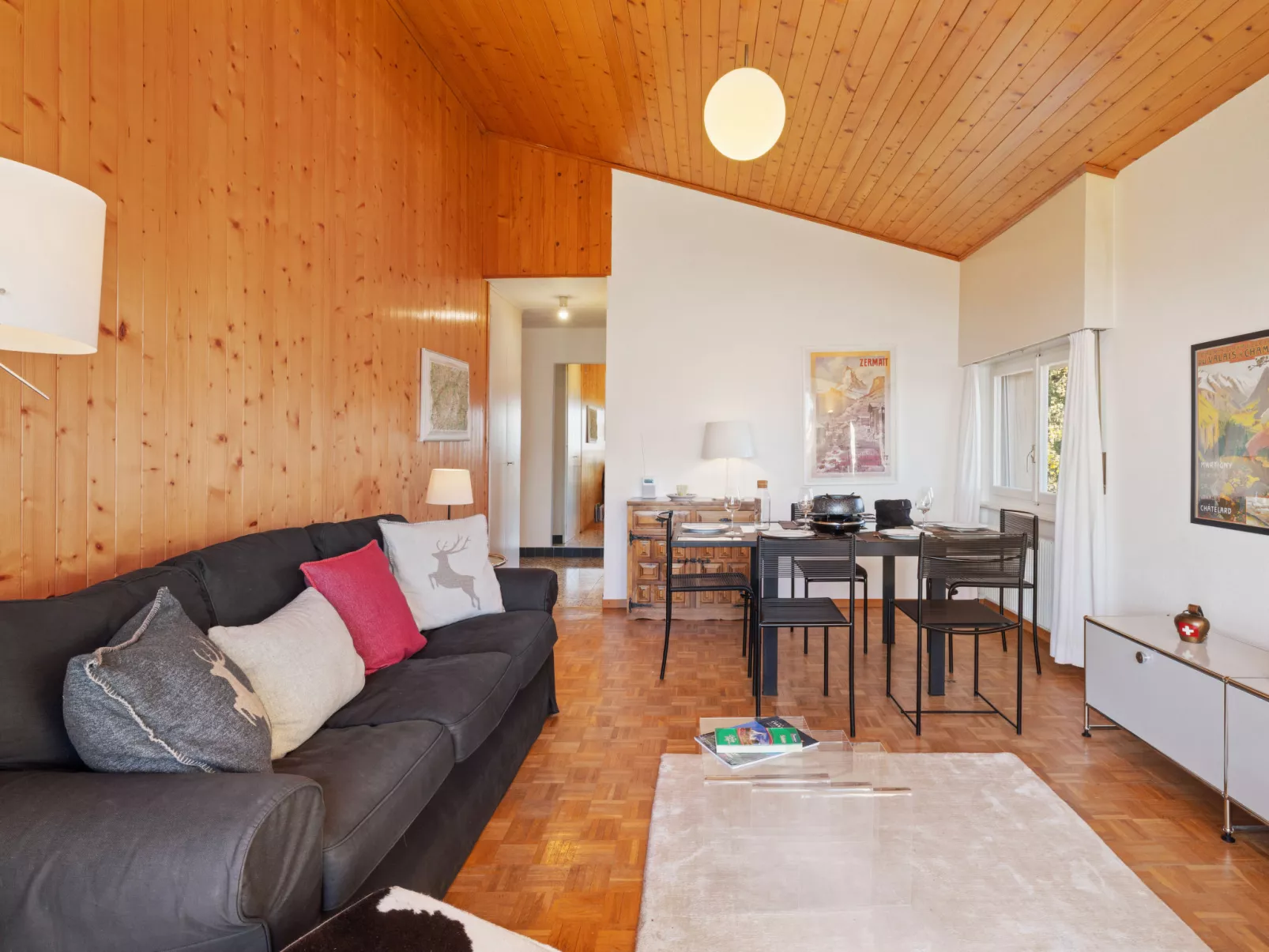 Belmont Est 80-Drinnen