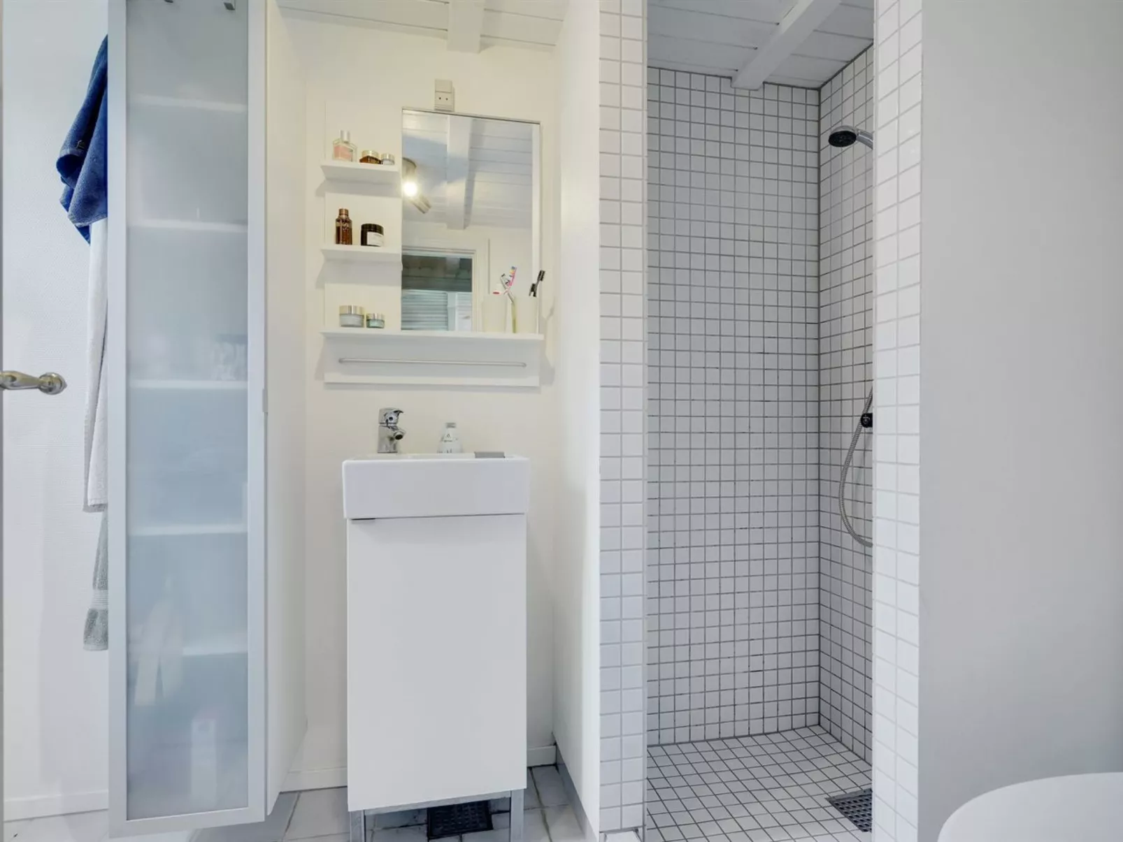 "Gunward" - 1.5km from the sea-Inside