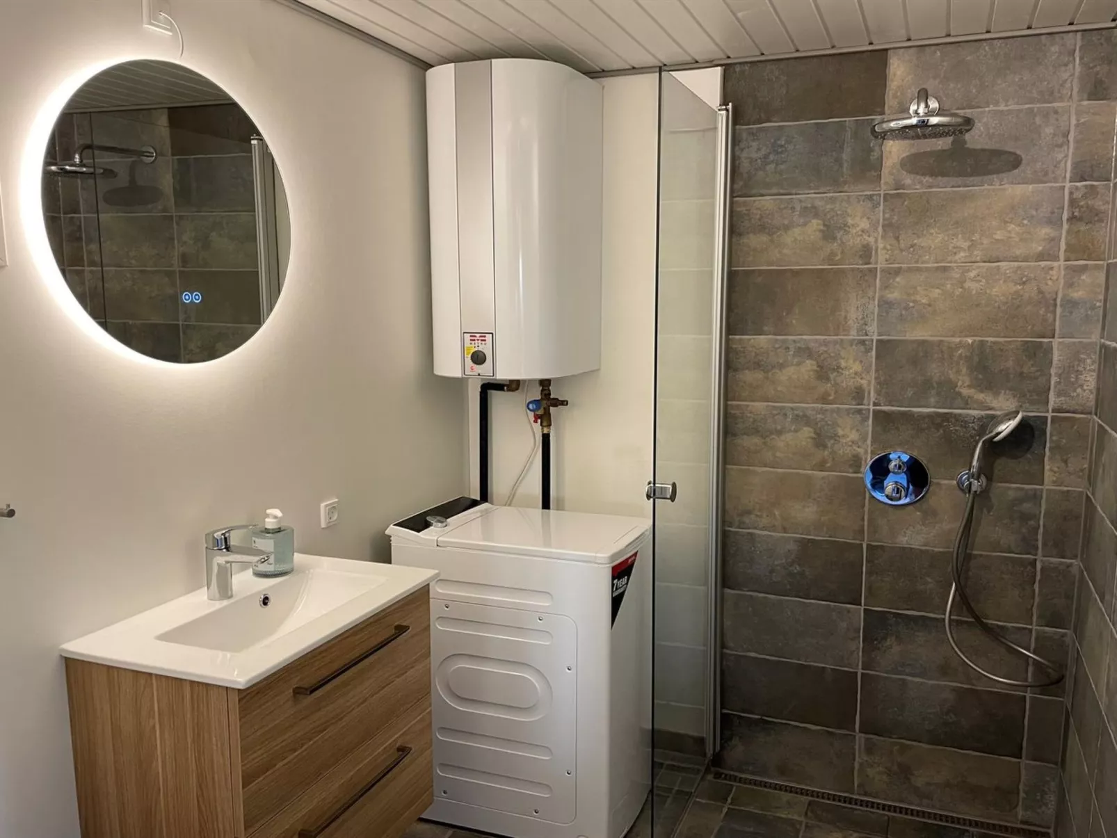 "Roar" - 500m from the sea-Drinnen