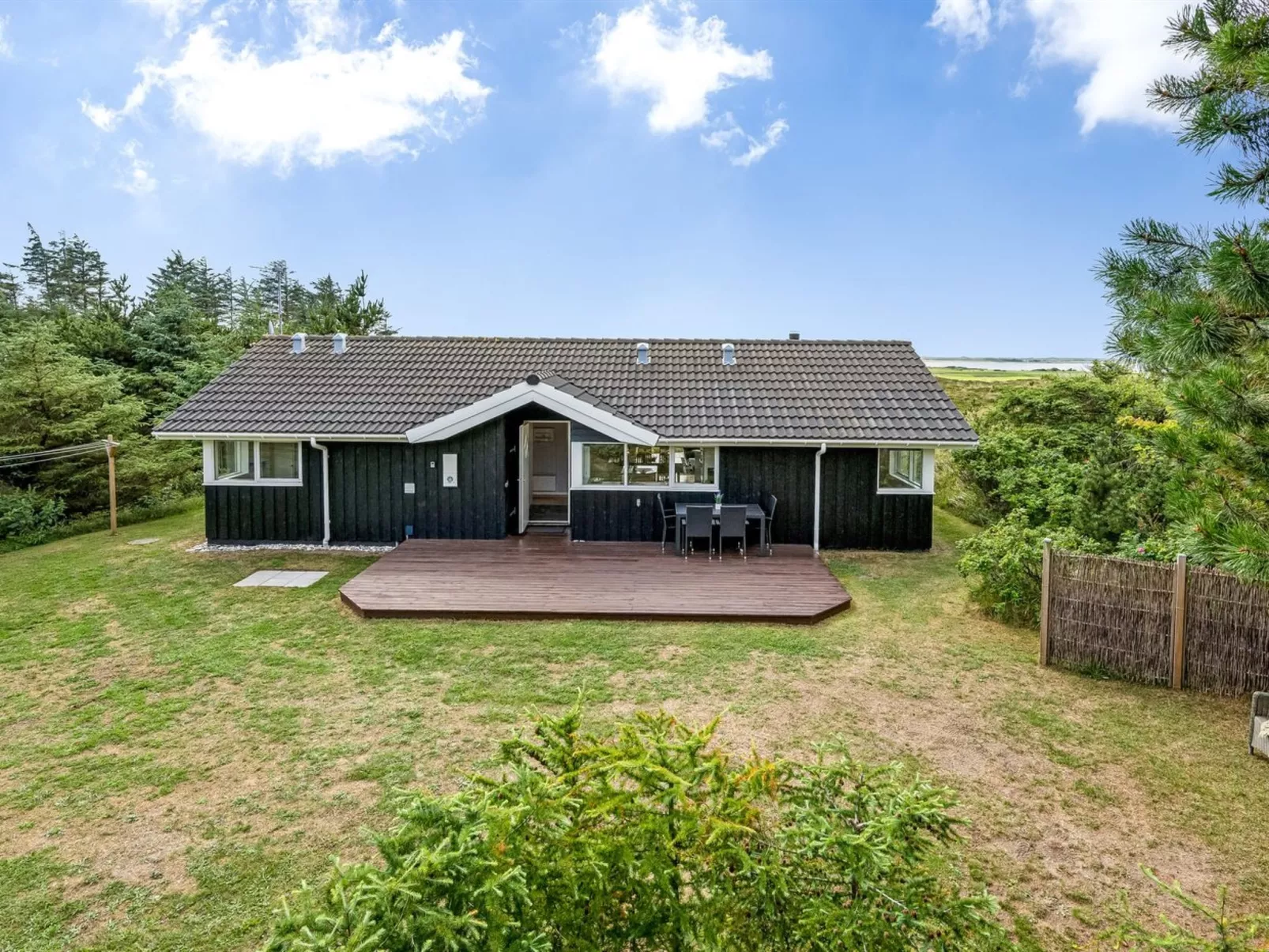 "Leona" - 250m to the fjord-Outside