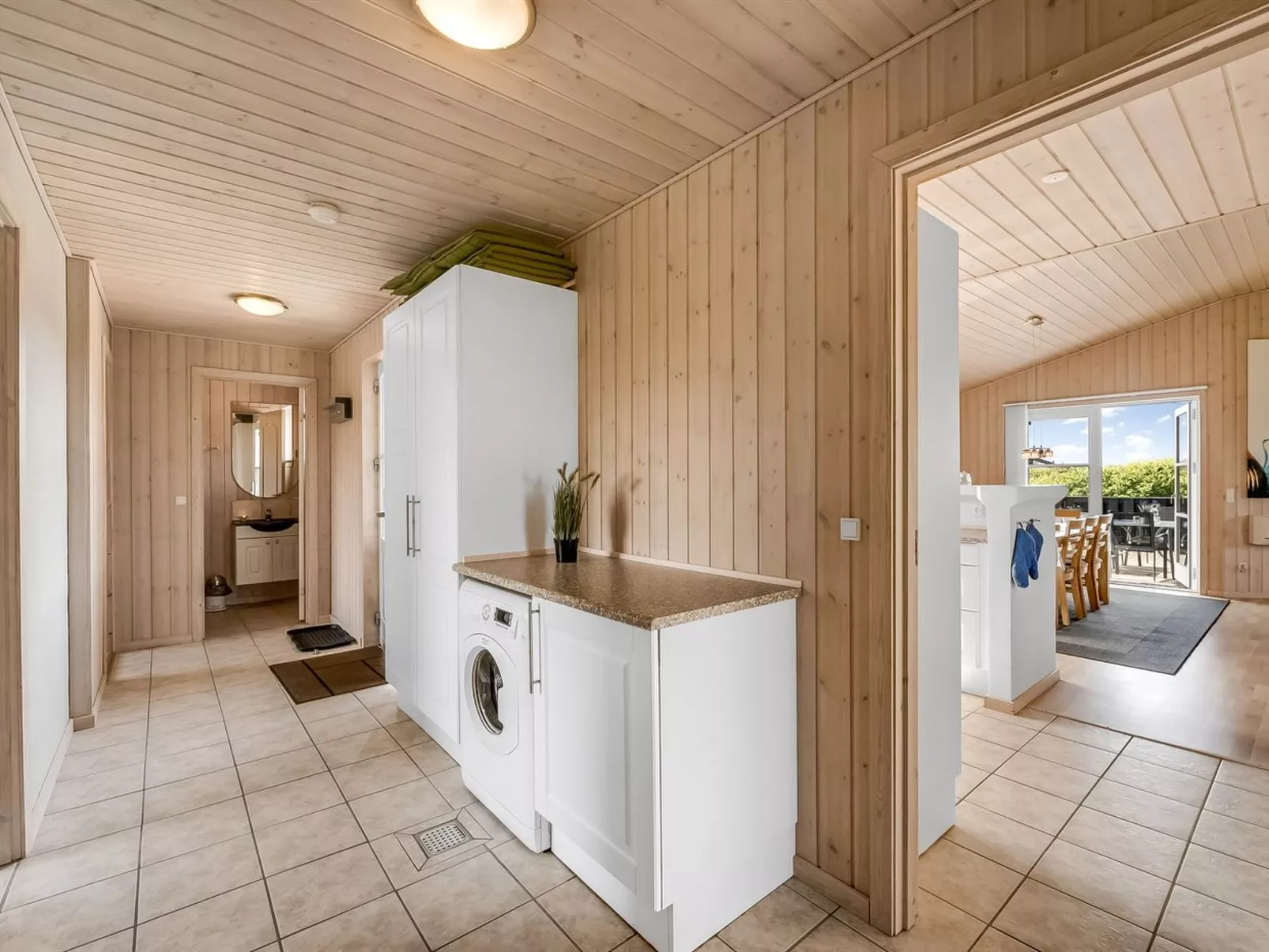 "Saara" - 700m to the fjord-Drinnen