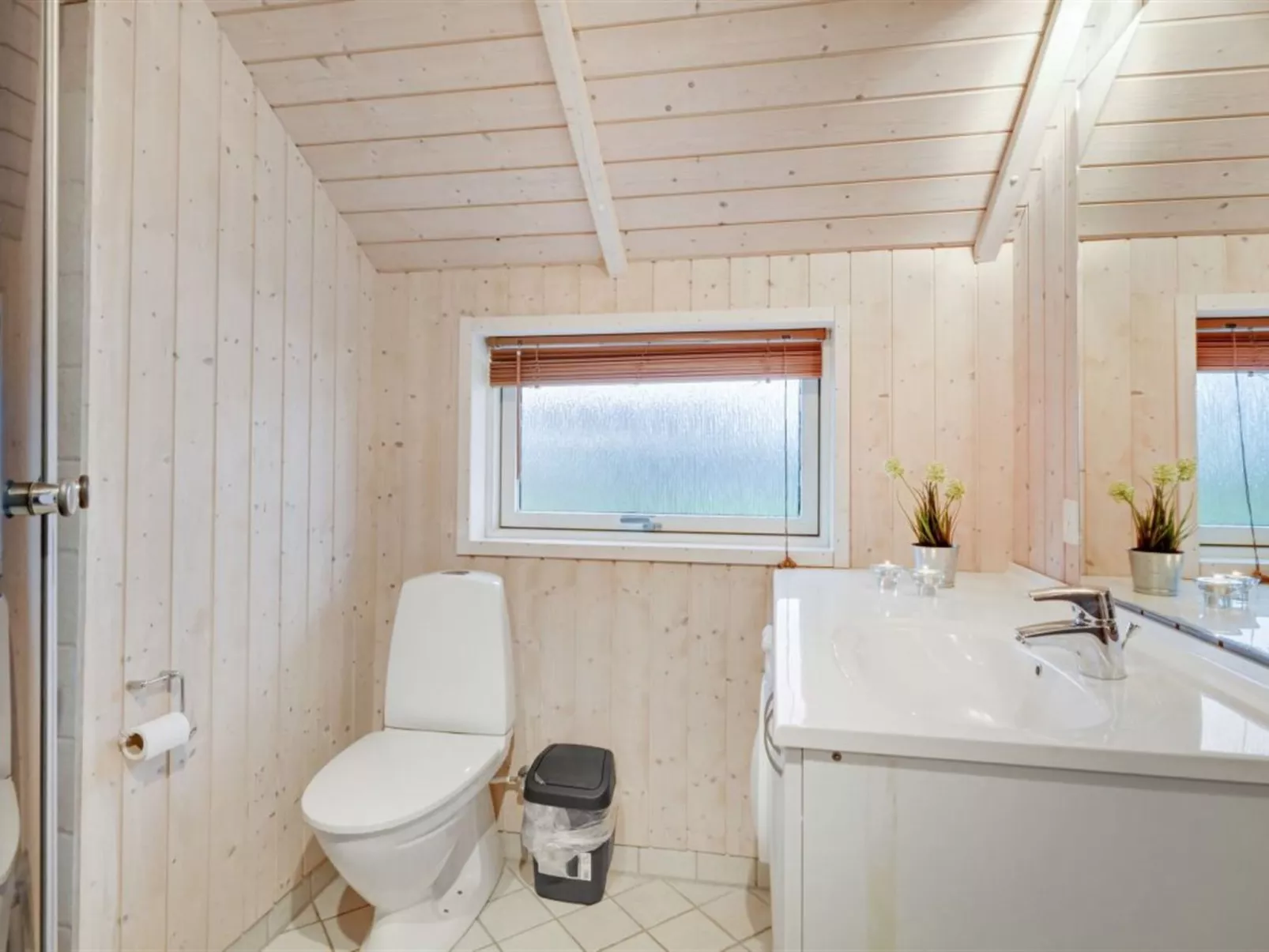 "Clarina" - 800m to the fjord-Dedans