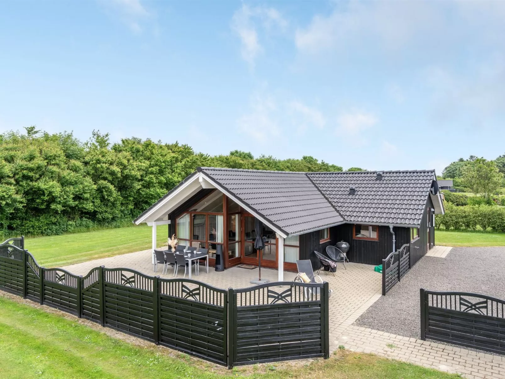 "Chermeine" - 1.2km to the fjord-Outside