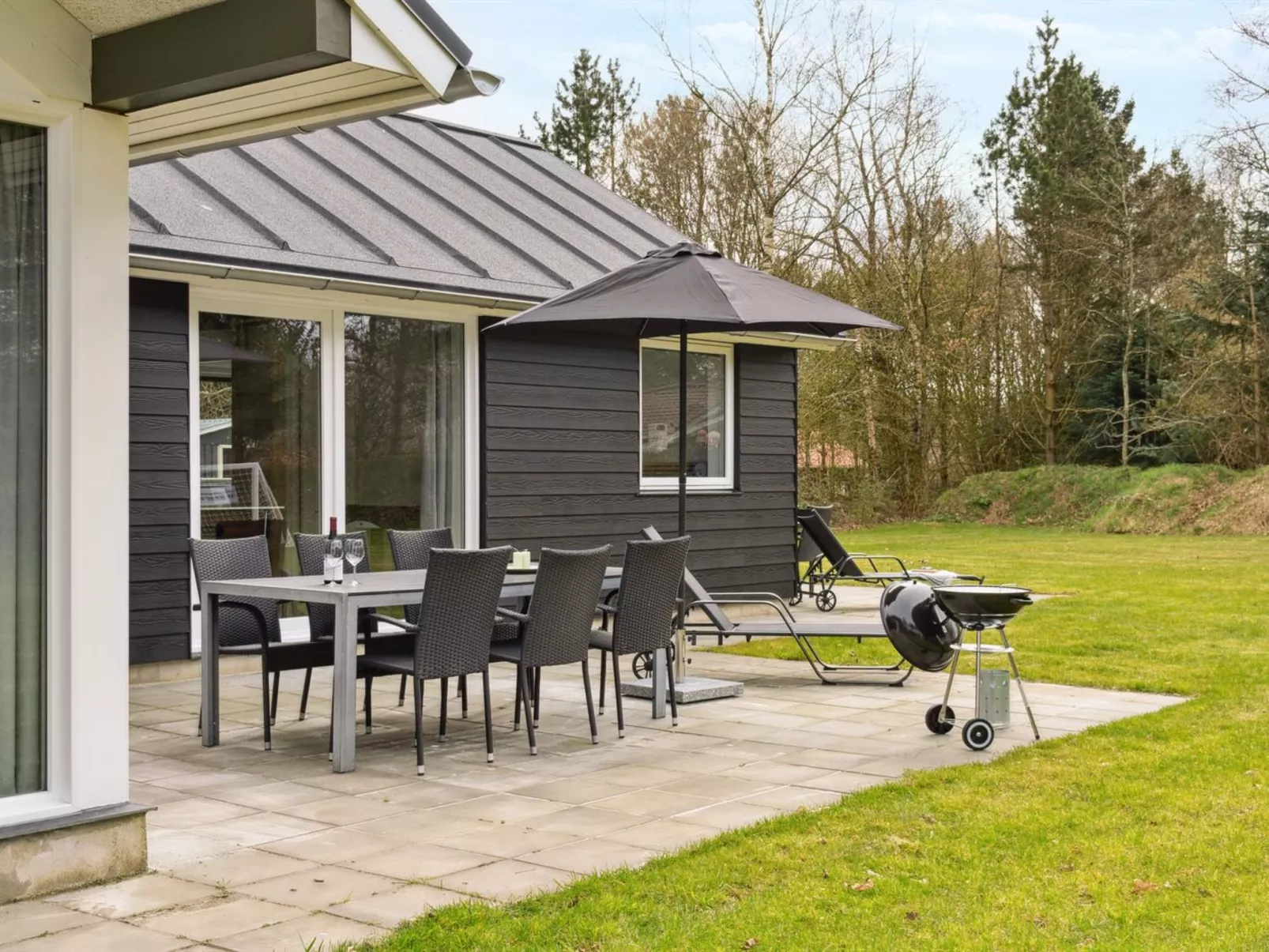 "Human" - 10.5km from the sea-Dehors