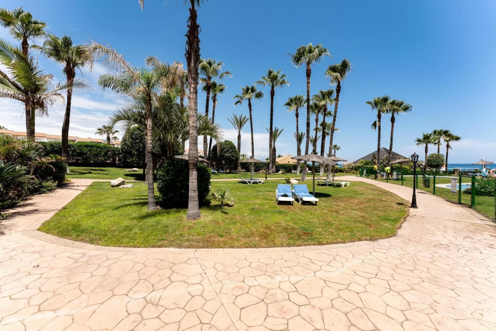 CT 240 - Beachfront Apartment -Don Juan Manilva-Jardins en été