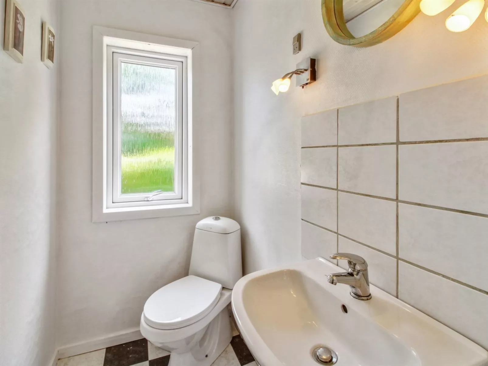 "Aku" - 24km from the sea-Drinnen