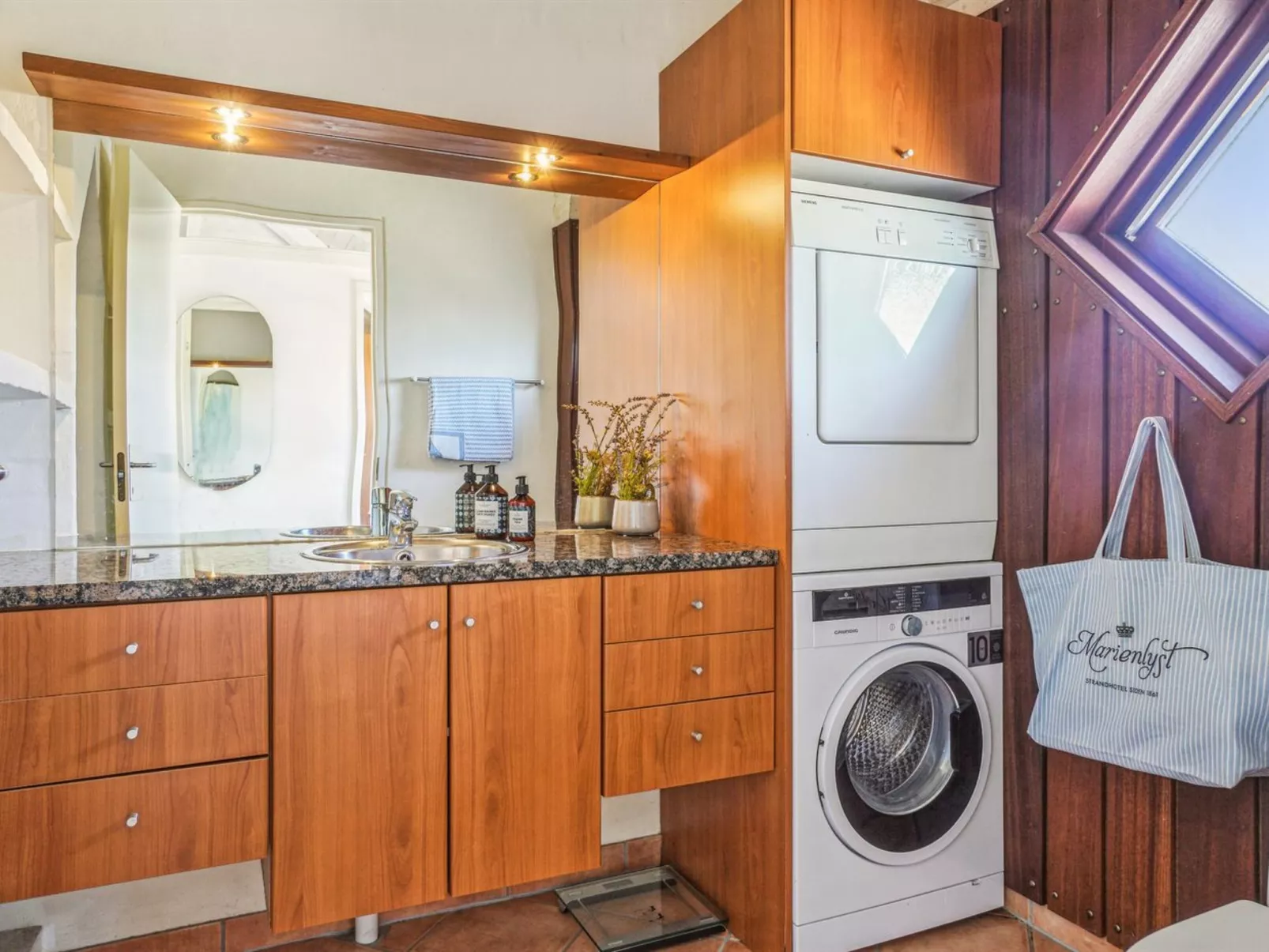 "Fridgerd" - 250m from the sea-Inside